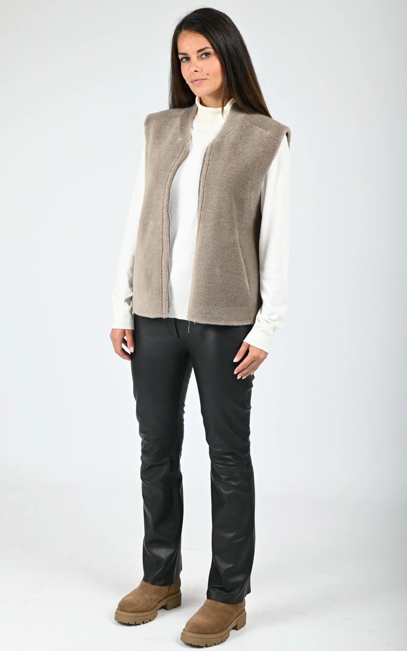 Gilet sans manches fausse fourrure Chelly taupe – Image 2