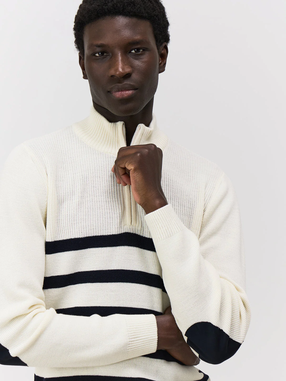 Pull col zippé en laine Mérinos mélangée blanche à rayures bleues – Image 3